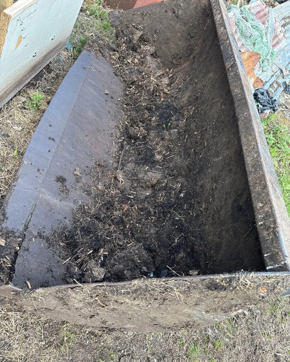 Tractor bucket (floor in need of repair) - Image 3