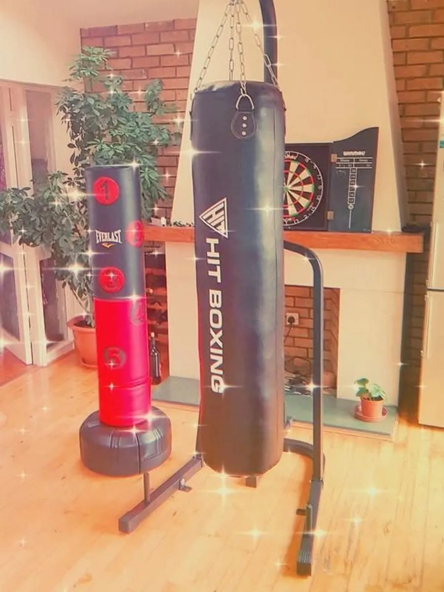 Boxing bag with stand - Image 1