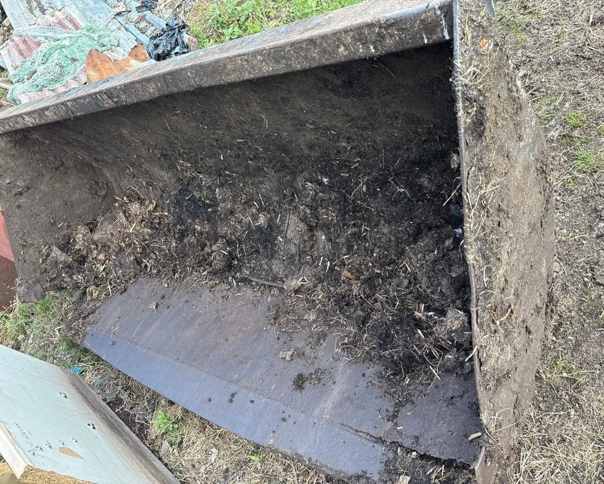 Tractor bucket (floor in need of repair) - Image 1