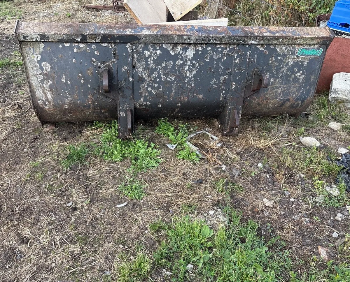 Tractor bucket (floor in need of repair) - Image 2