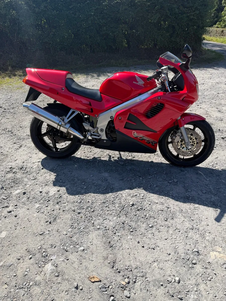 Honda VFR 750 - Image 1