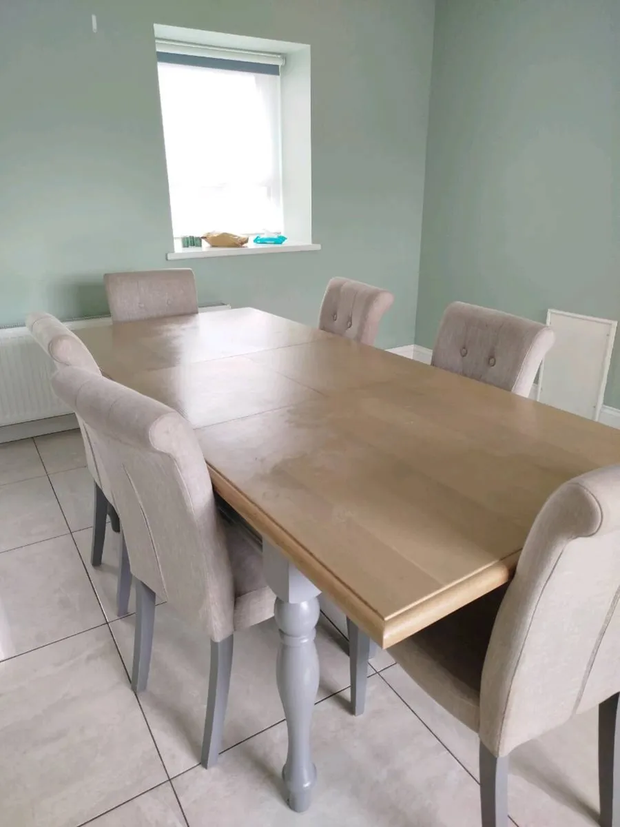 Extendable Dining Table with 6 chairs - Image 1