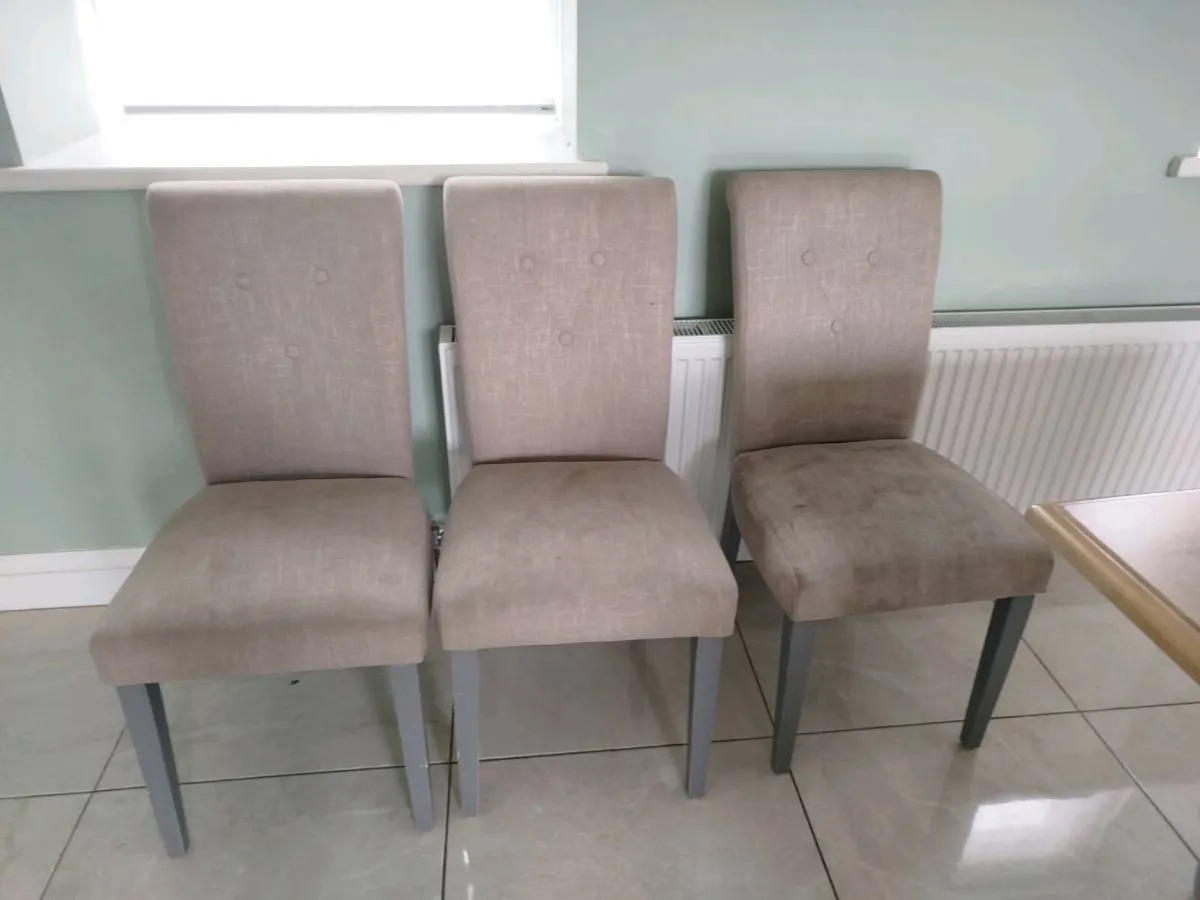 Extendable Dining Table with 6 chairs - Image 3