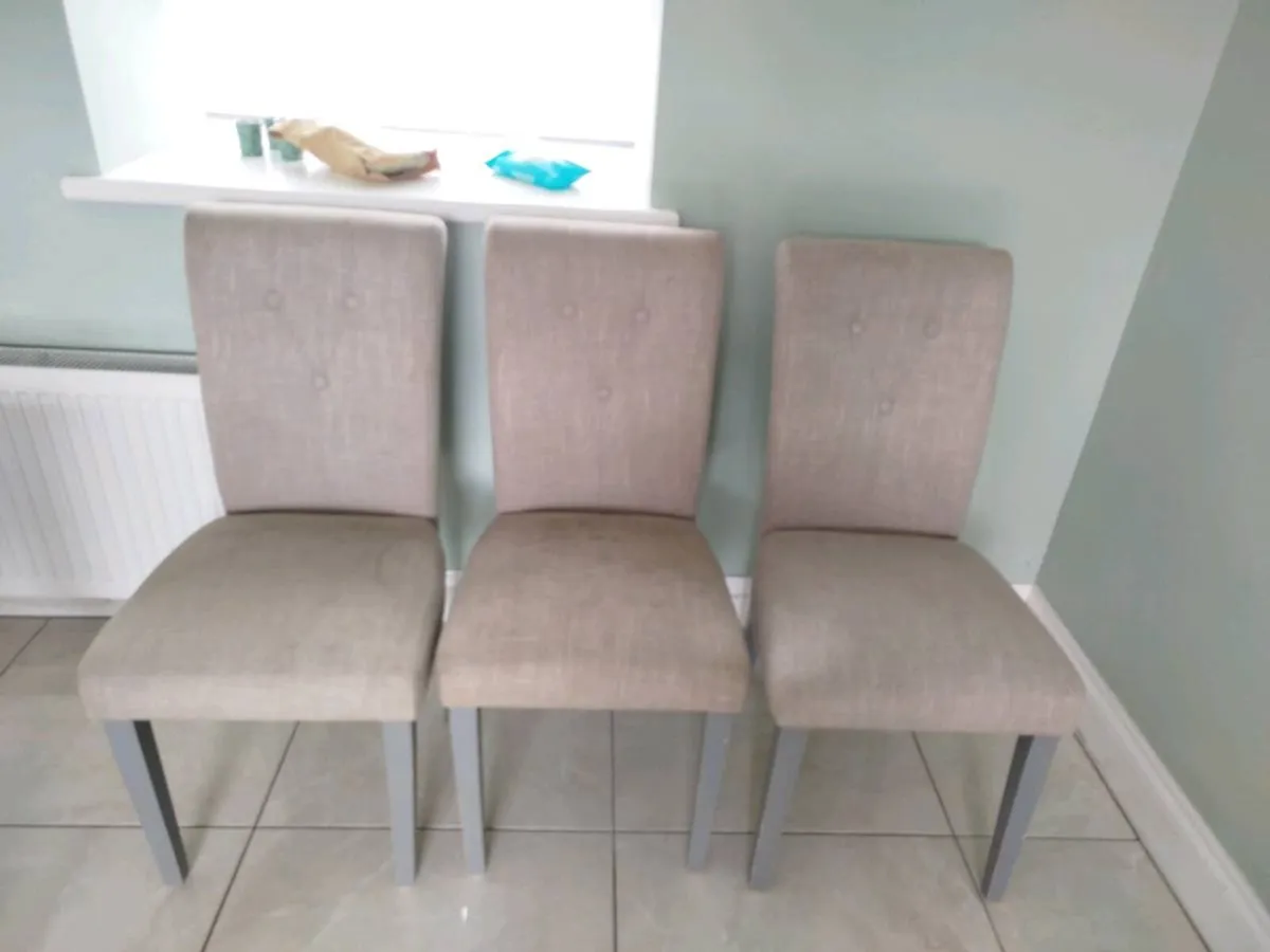 Extendable Dining Table with 6 chairs - Image 4