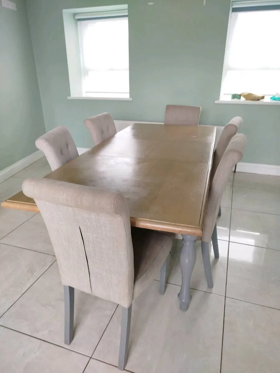 Extendable Dining Table with 6 chairs - Image 2