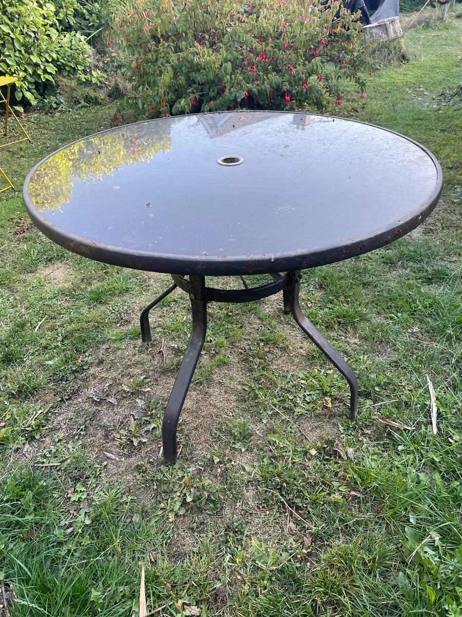 Garden table - Image 1