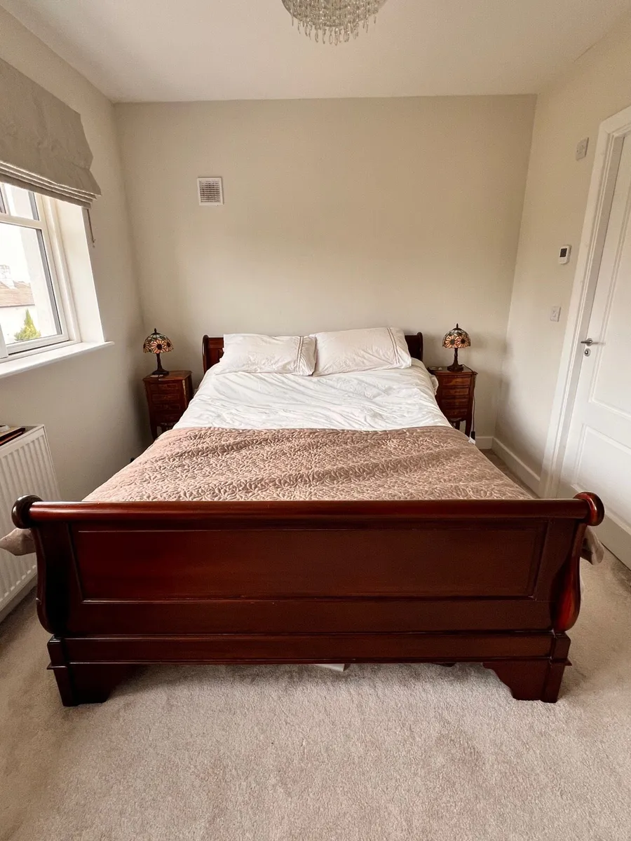 5ft Mahogany Sleigh Bed with Side Tables - Image 1