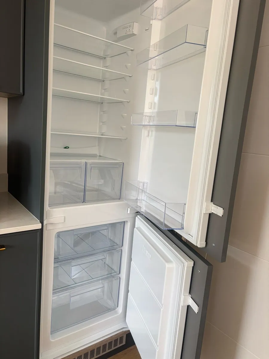 New integrated Electrolux fridge freezer LNS5LE18S
