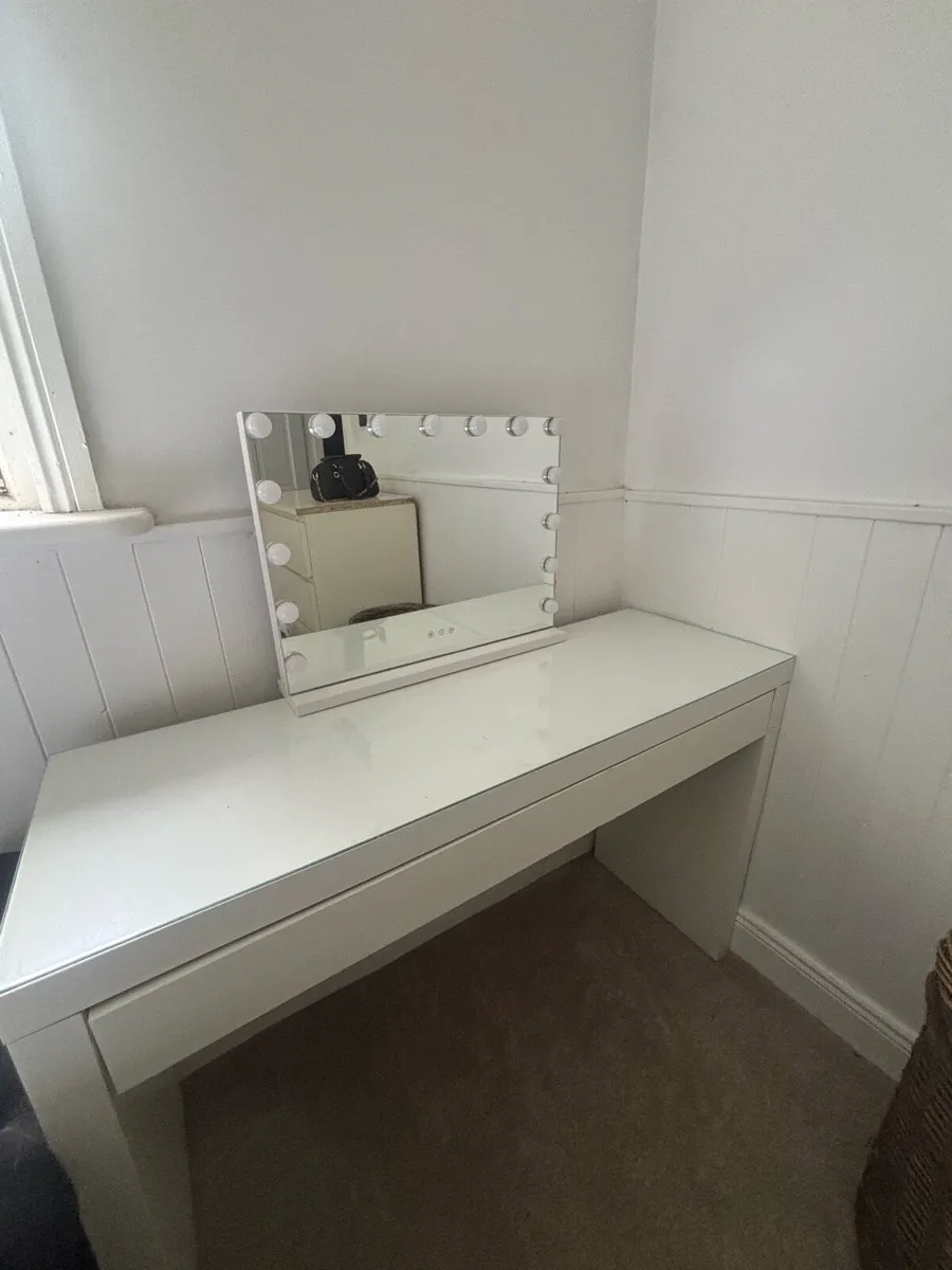 Desk and mirror - Image 1