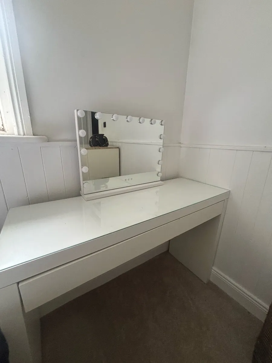 Desk and mirror - Image 2