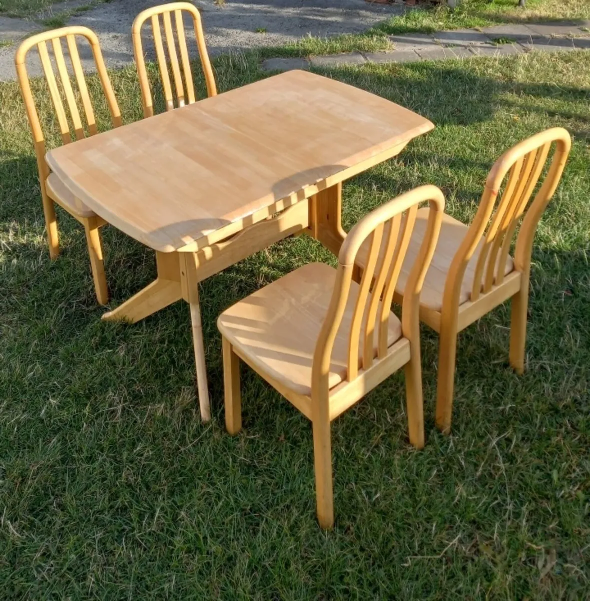 Table and 4 chairs - Image 4