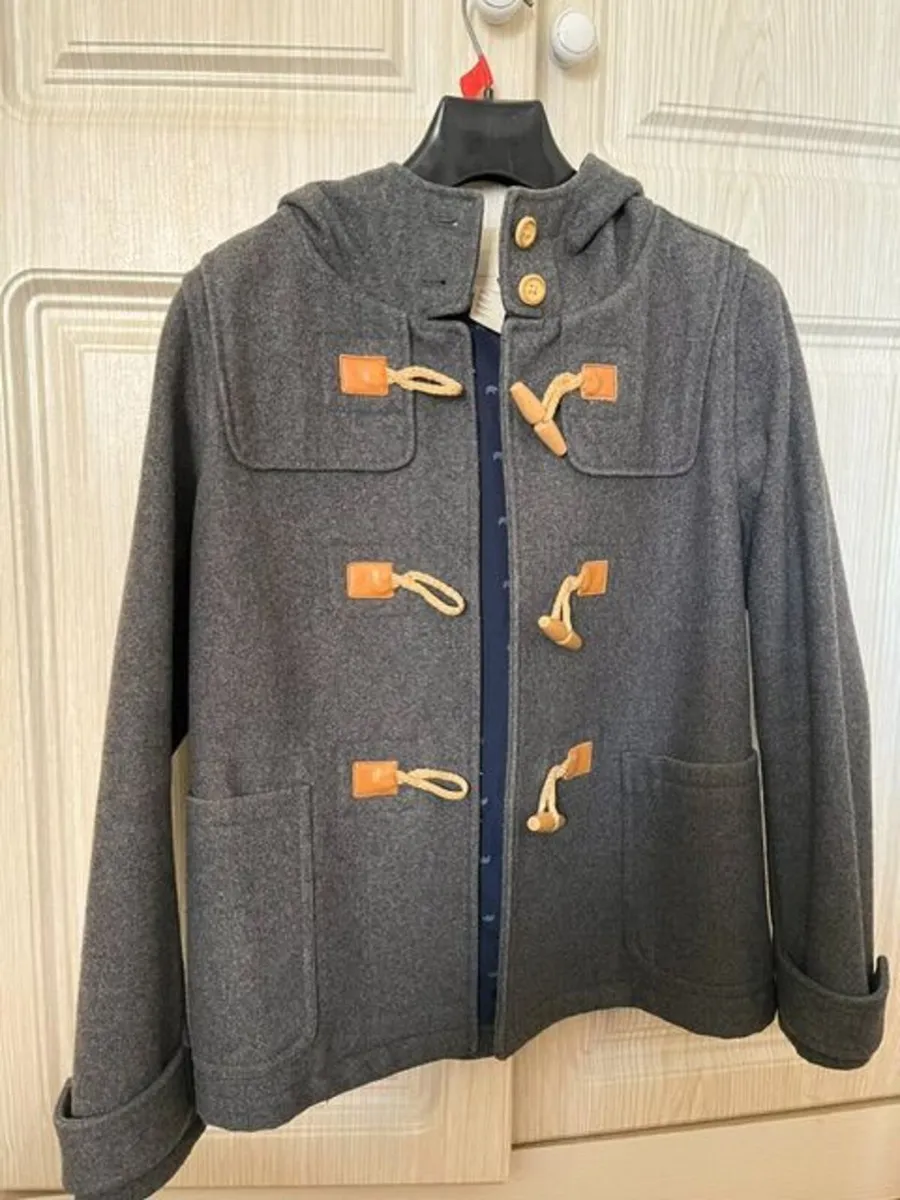 womens short/hip-length Levis coat M size - Image 3