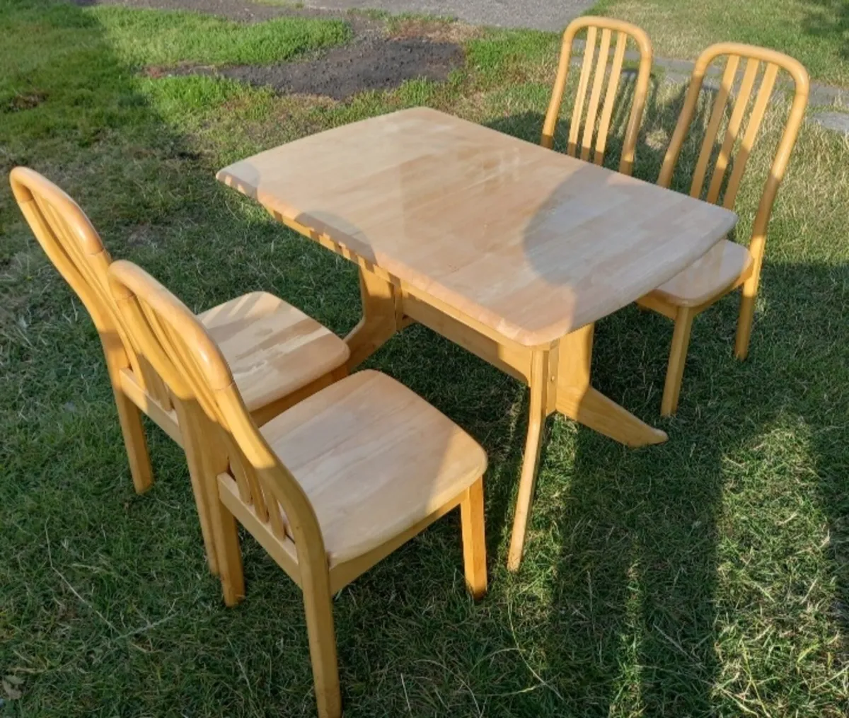 Table and 4 chairs - Image 1