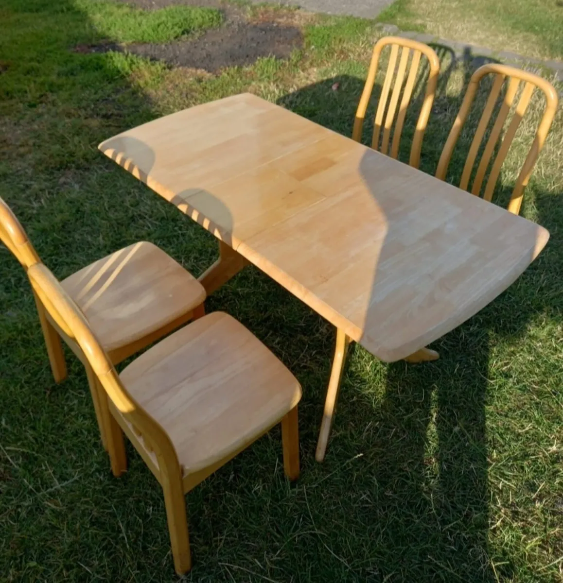 Table and 4 chairs - Image 3