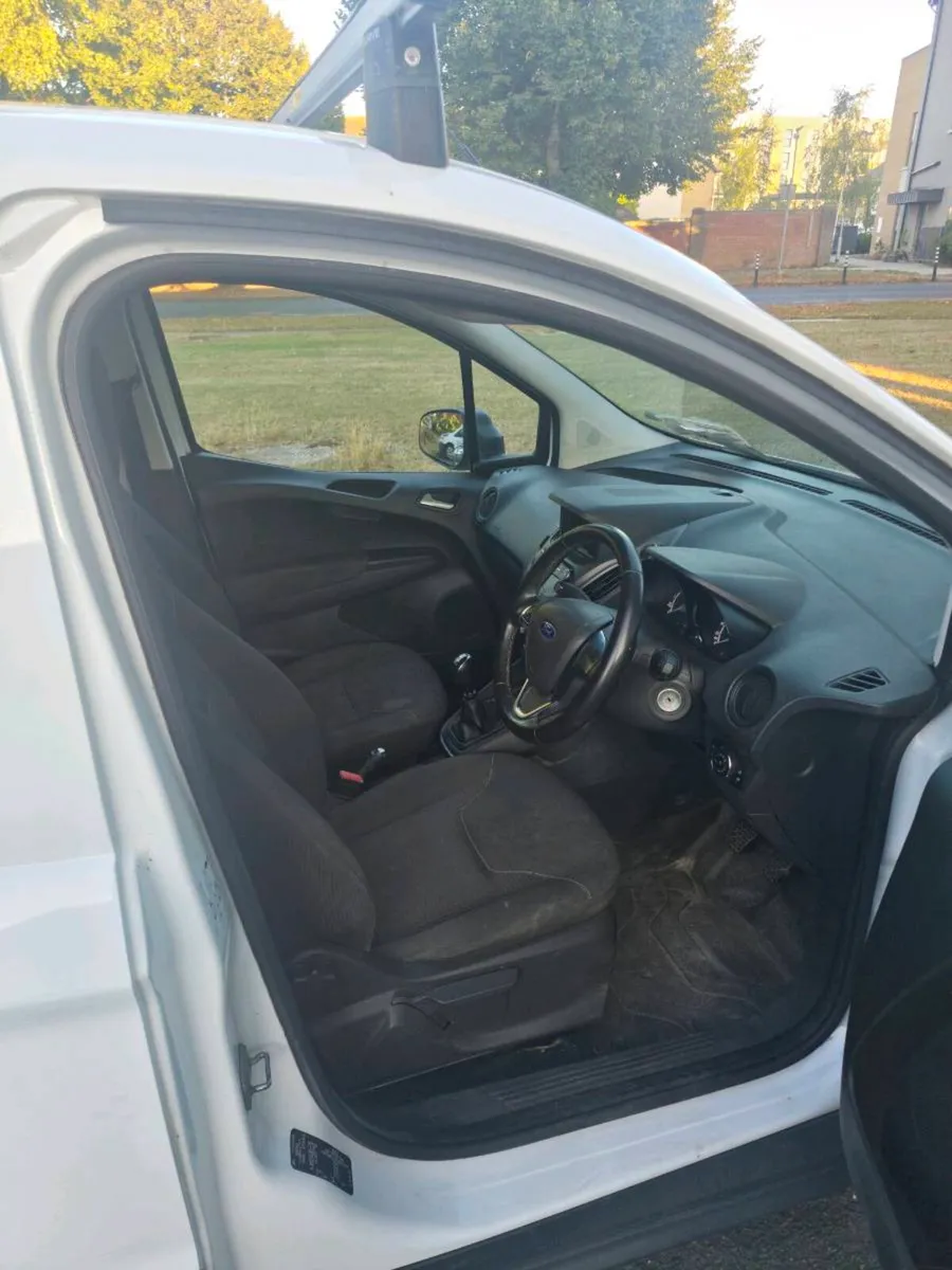 Ford Transit Courier - Image 4