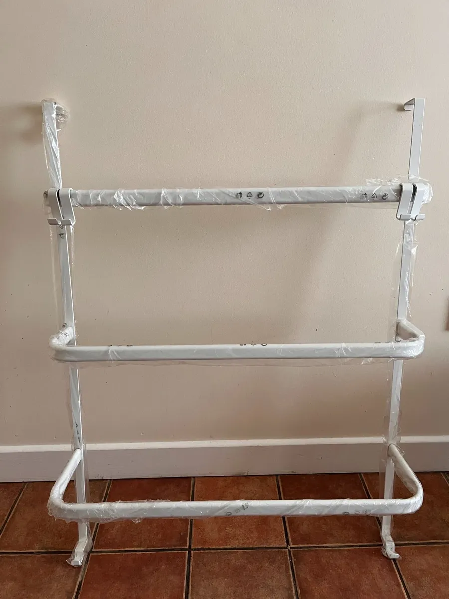 Over door 3-tier towel rail excellent condition - Image 2