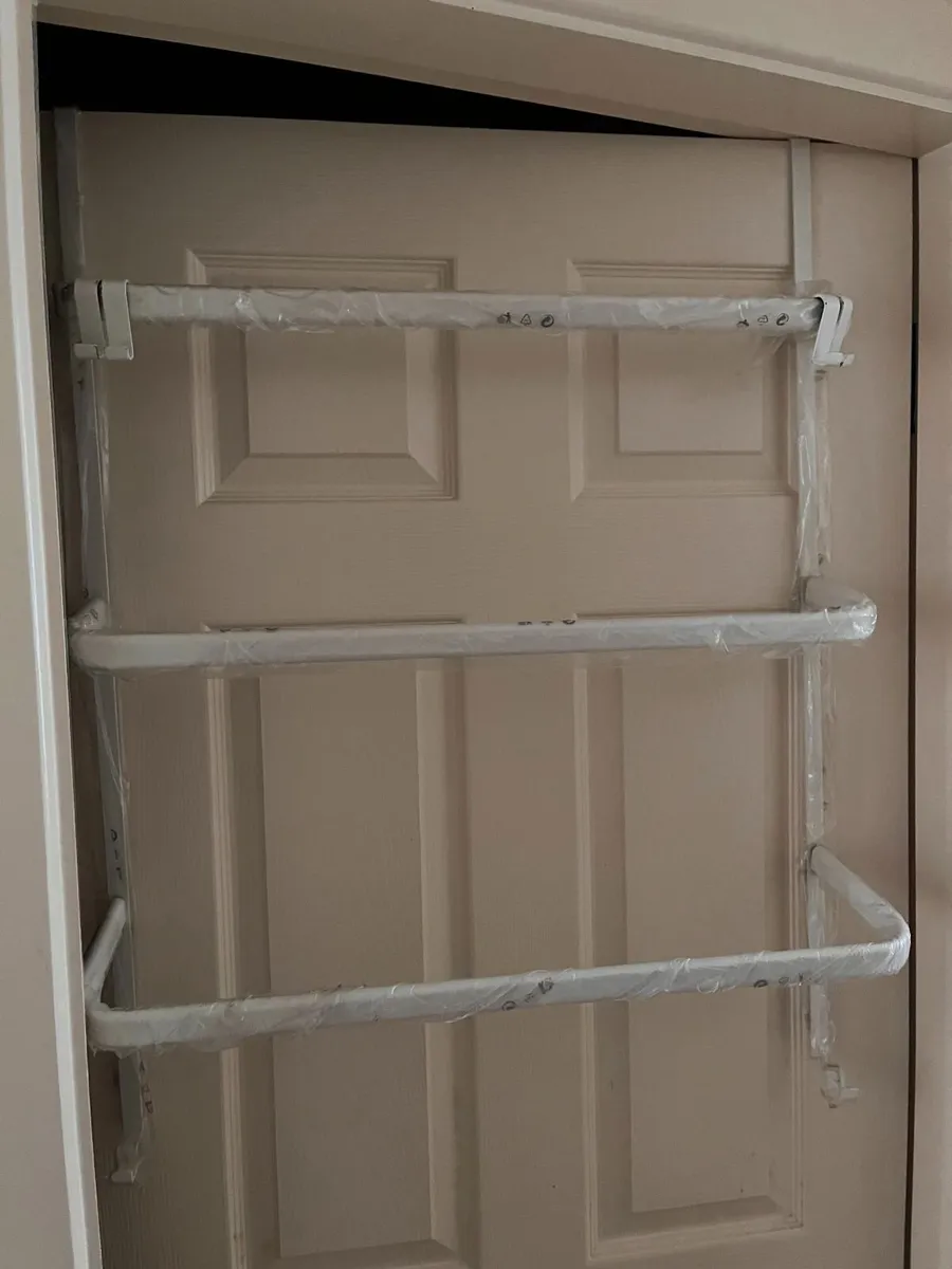 Over door 3-tier towel rail excellent condition - Image 3