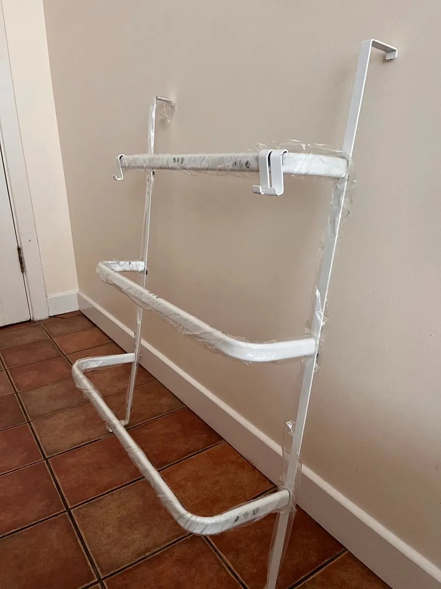 Over door 3-tier towel rail excellent condition - Image 1
