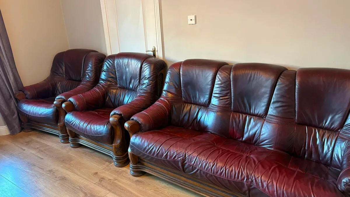 Leather couch & chairs 3 1 1 - Image 1