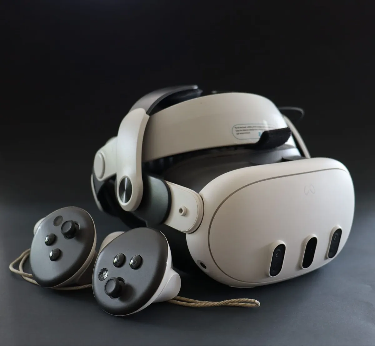 Meta quest 3 128gb with BoboVR battery head strap - Image 1