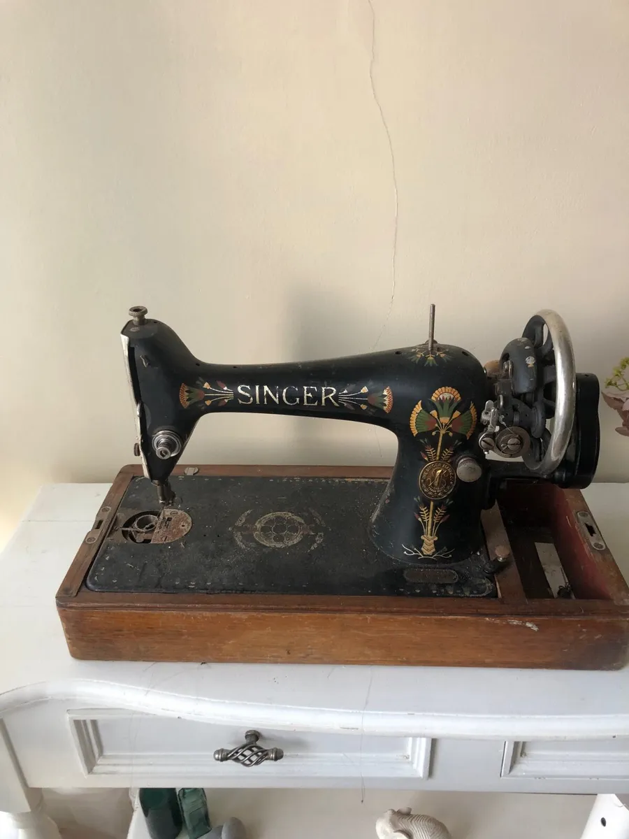 Antique singer sewing machine - Image 1