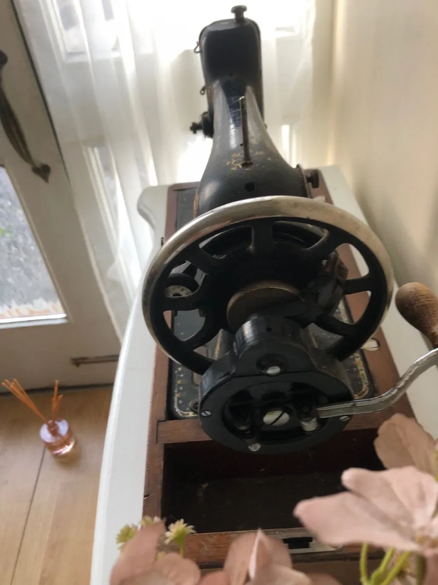Vintage sewing machine - Image 2