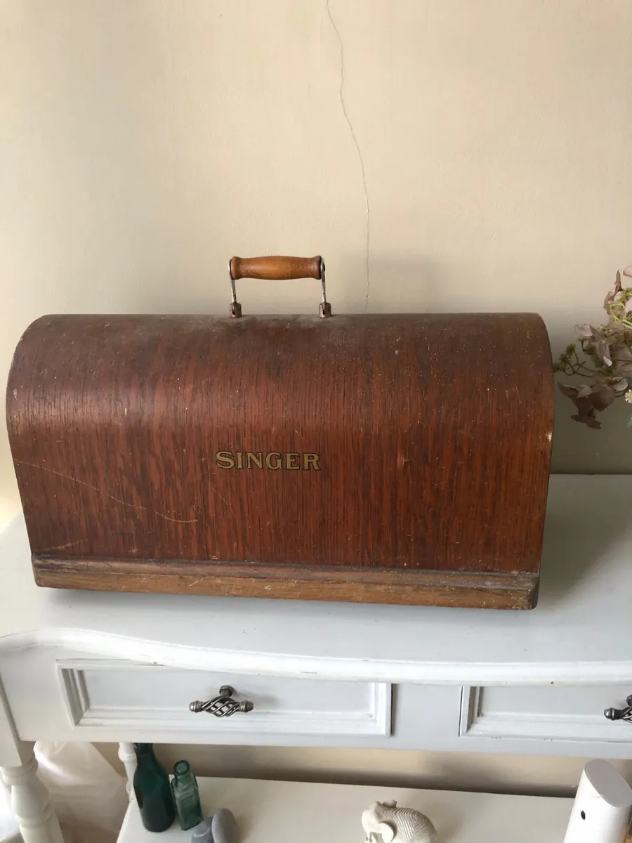Vintage sewing machine - Image 4