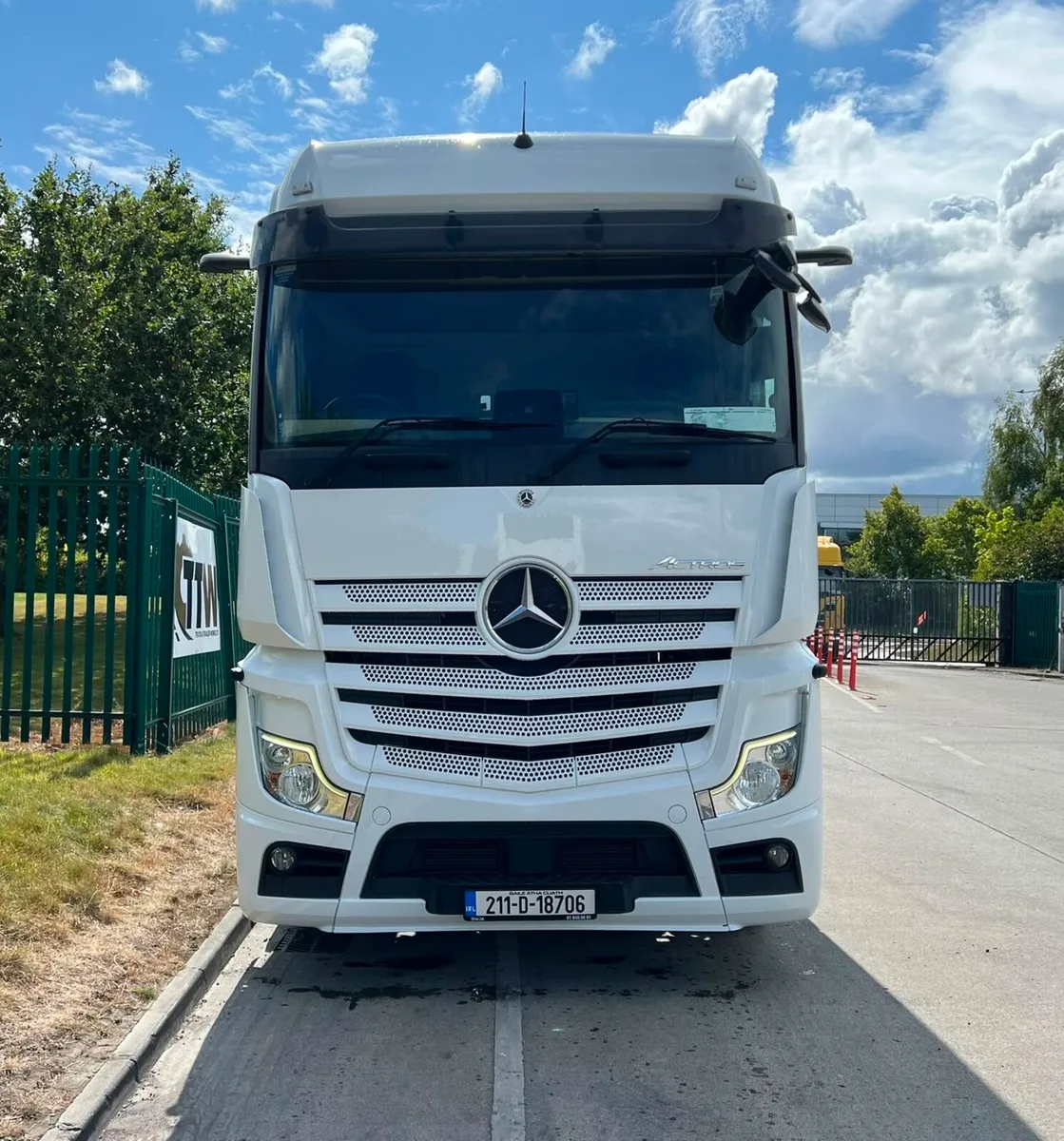Mercedes Actros - Available For Hire - Image 4
