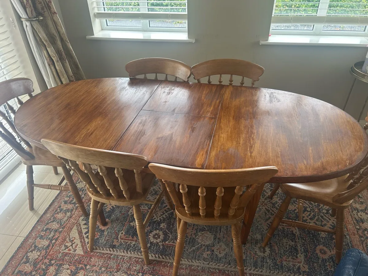 Extendable table and chairs - Image 1