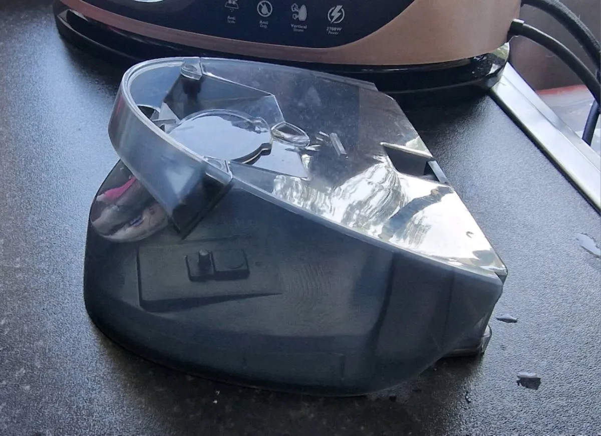 Tower Ceraglide 2700W Steam Generator Iron - Image 4