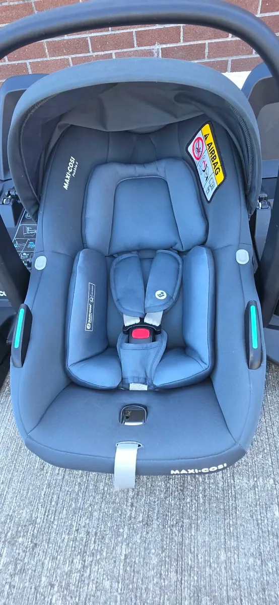 Maxi Cosi Pebble and two Isofix bases - Image 2