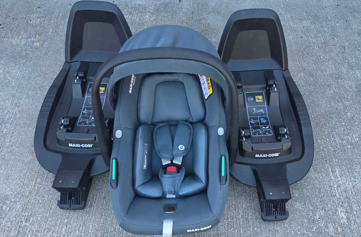 Maxi Cosi Pebble and two Isofix bases - Image 3