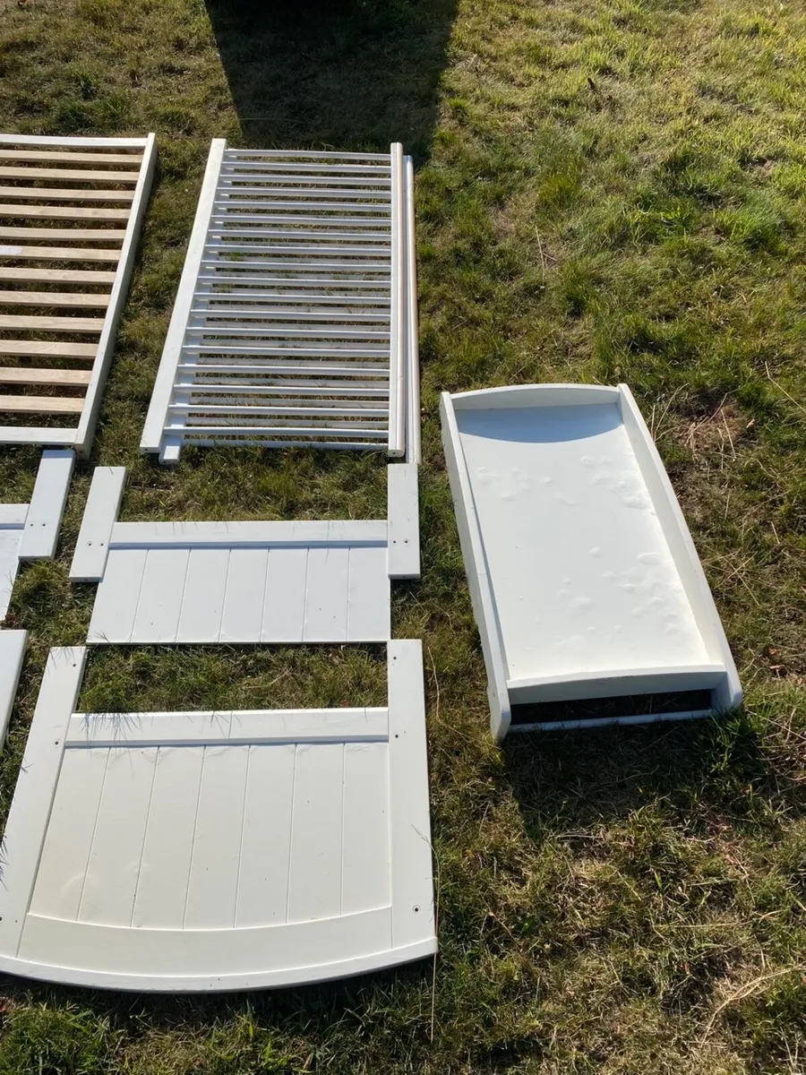 Free Mamas & Papas Cot & Changing table - Image 1