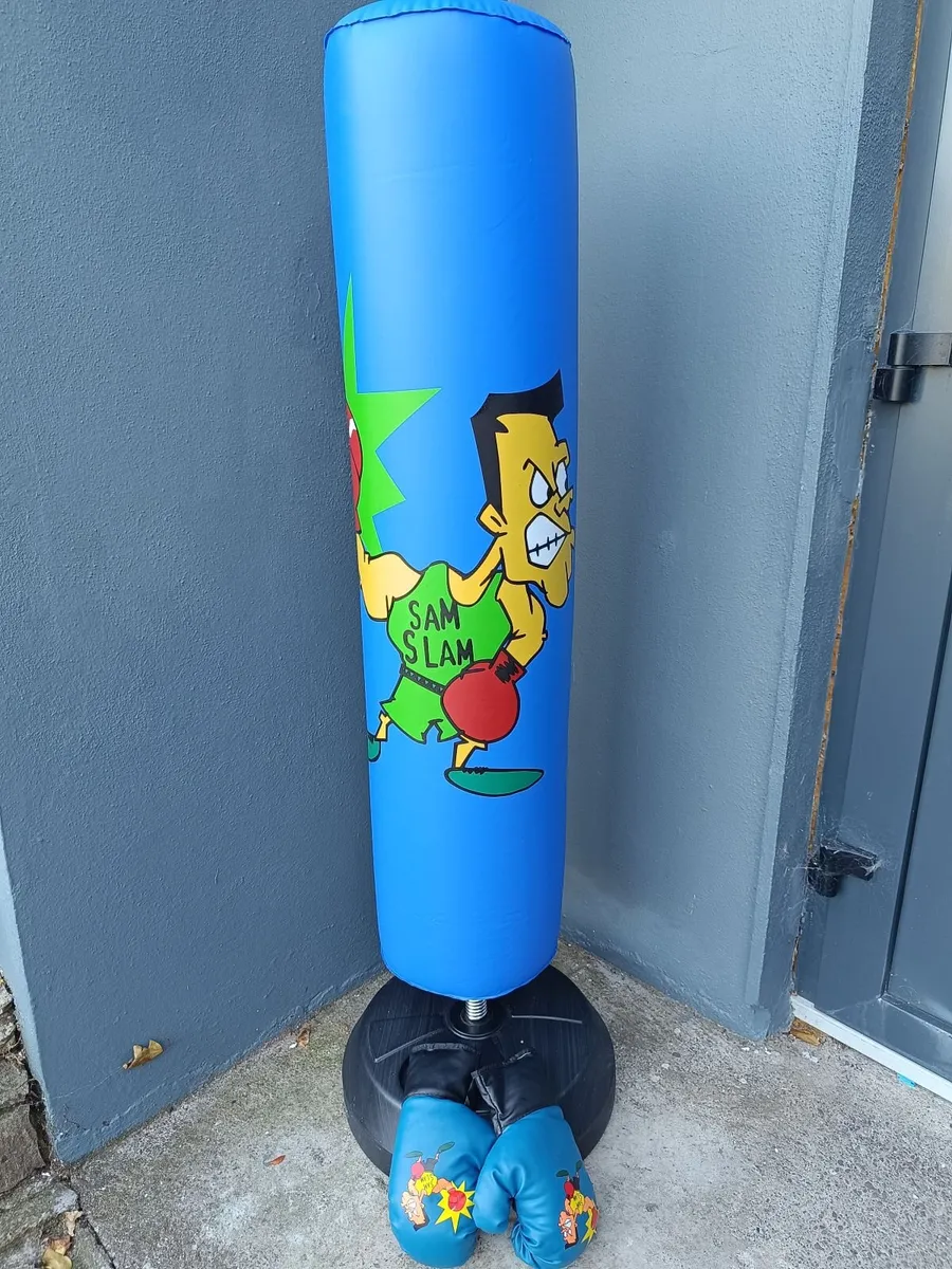 Kids punching bag with gloves - Image 1