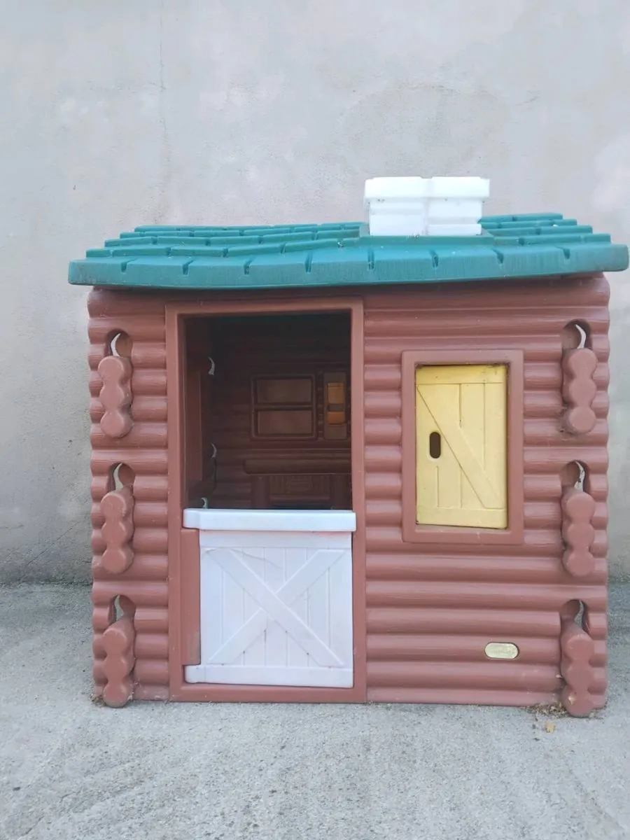 Plastic play house - Image 1