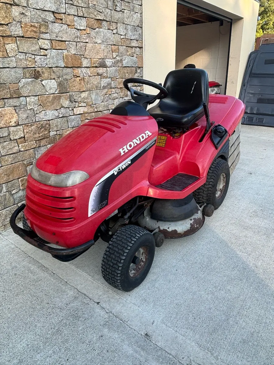 Honda ride on lawnmower - Image 1