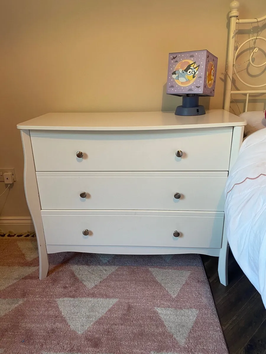 White dresser - Image 1