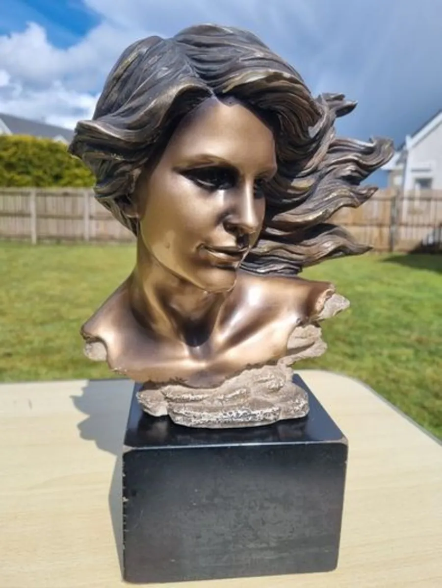 Sculpture of a woman's head - Image 2