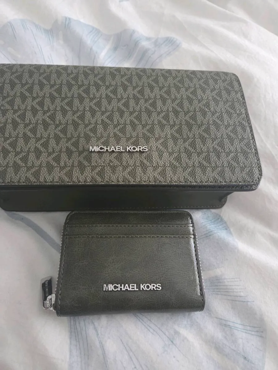 Michael kors bag and matching wallet - Image 2