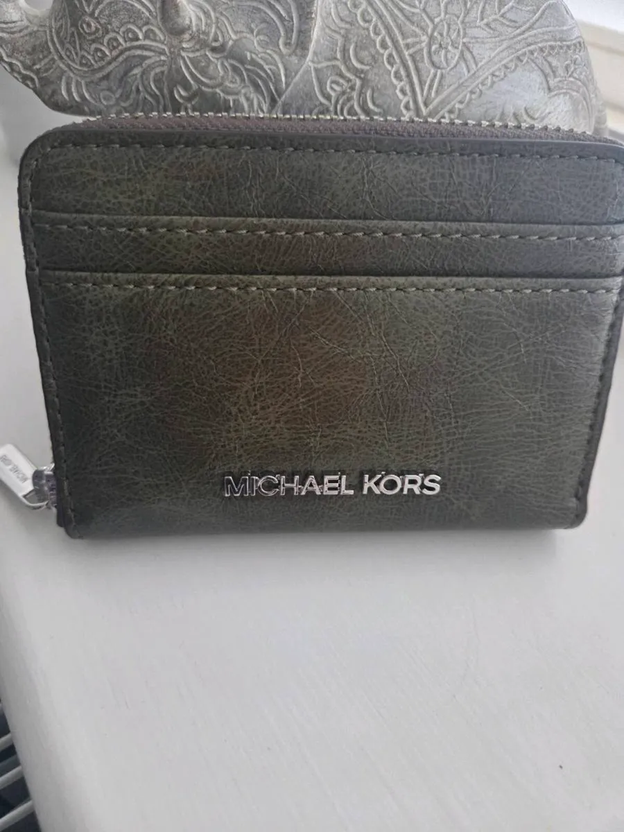 Michael kors bag and matching wallet - Image 4