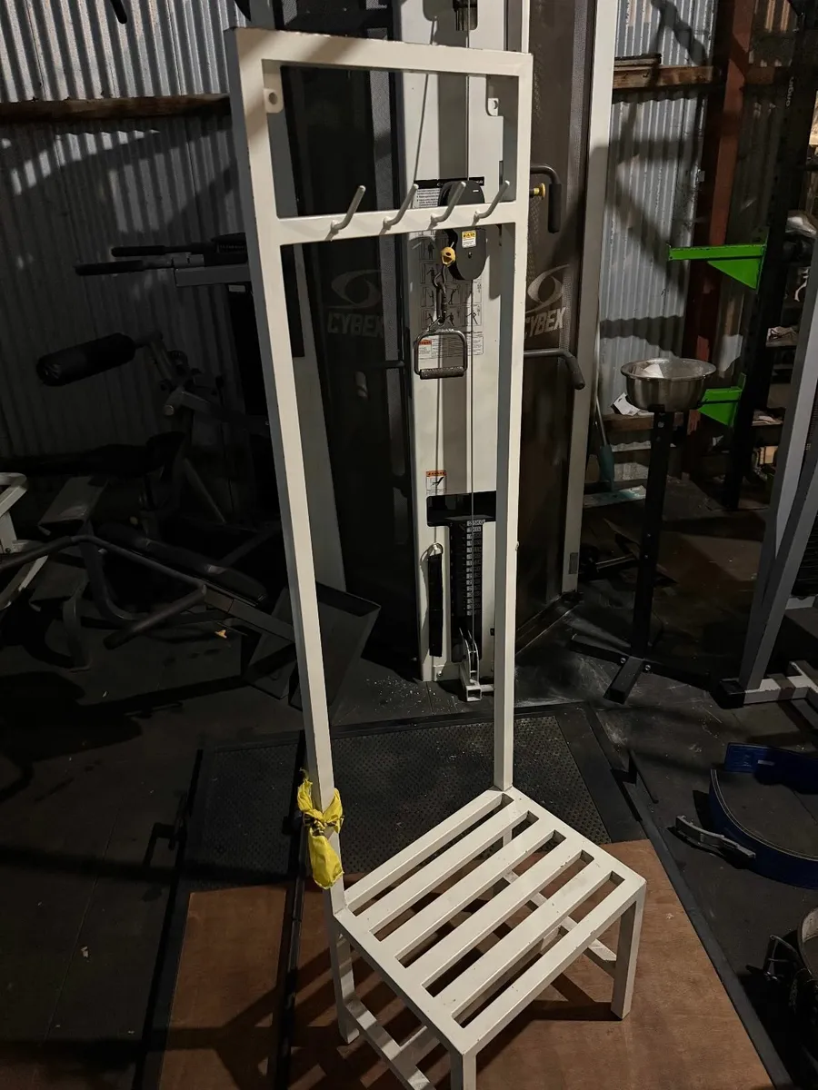 Gym floor steel coat hanger bench 4 hooks