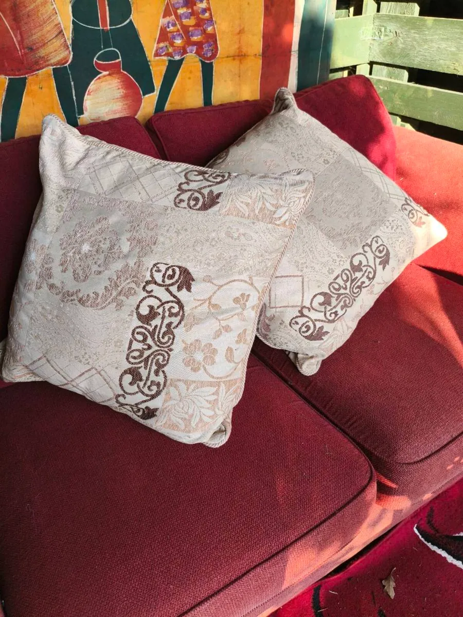2 large new cushions,10 euro - Image 2