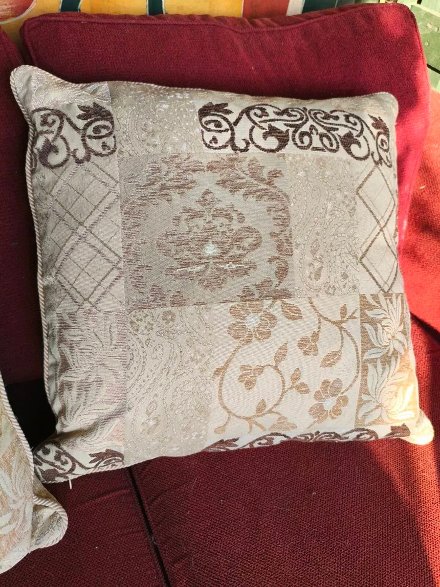 2 large new cushions,10 euro - Image 4
