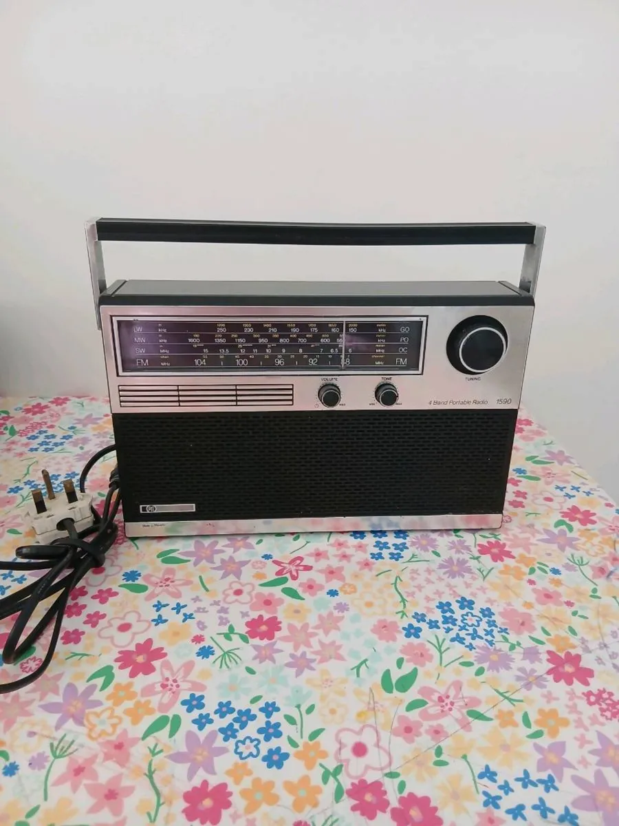 Vintage PYE 4 band radio - Image 3