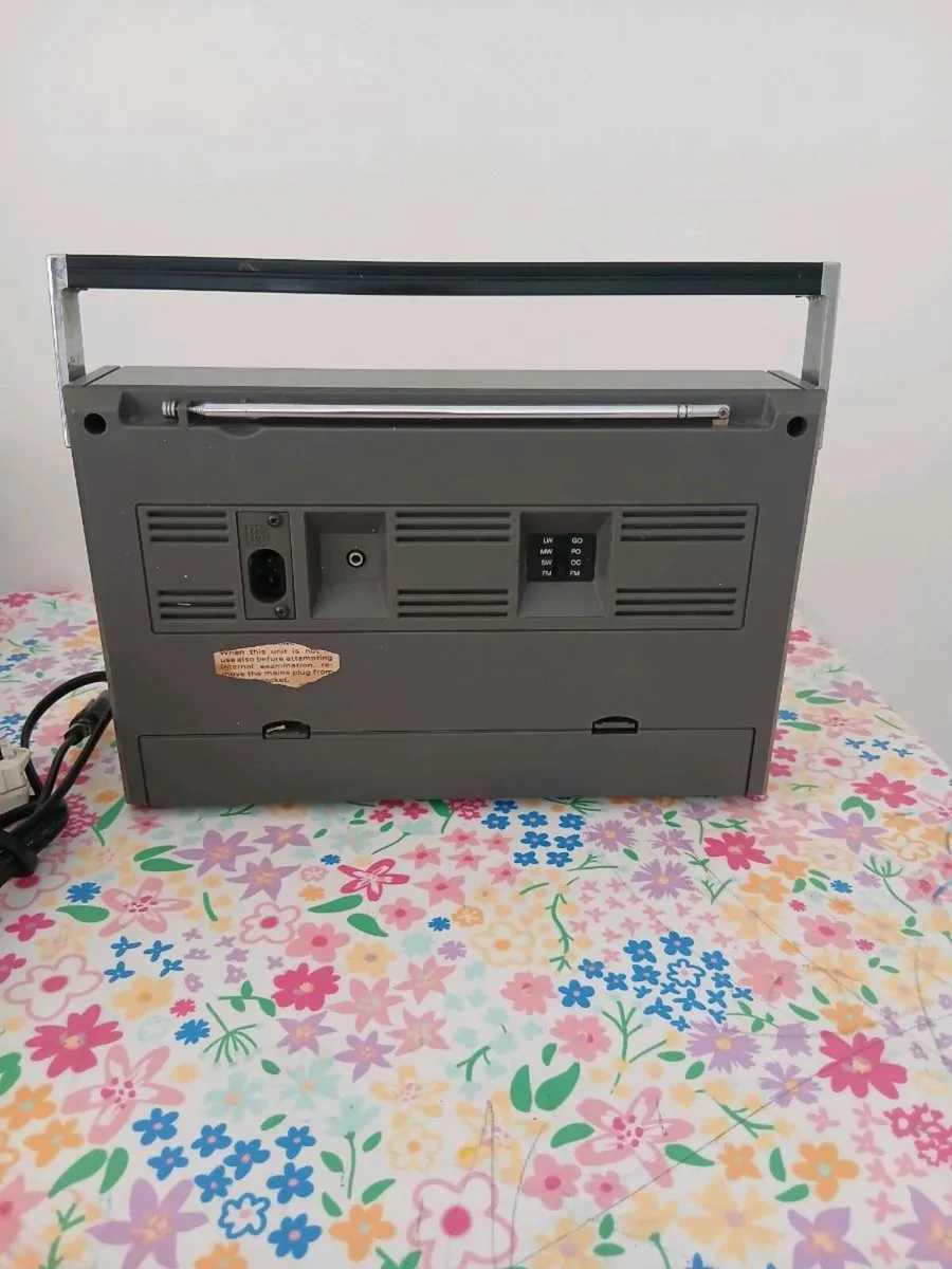 Vintage PYE 4 band radio - Image 4