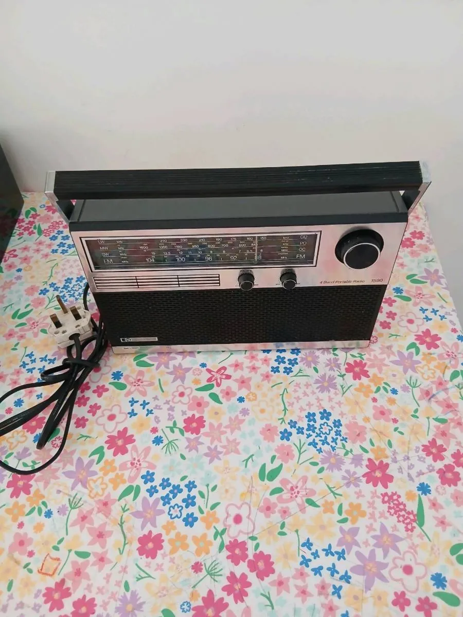 Vintage PYE 4 band radio - Image 1