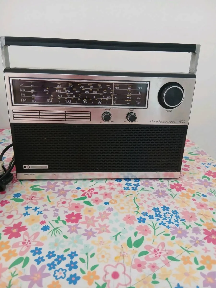 Vintage PYE 4 band radio - Image 2