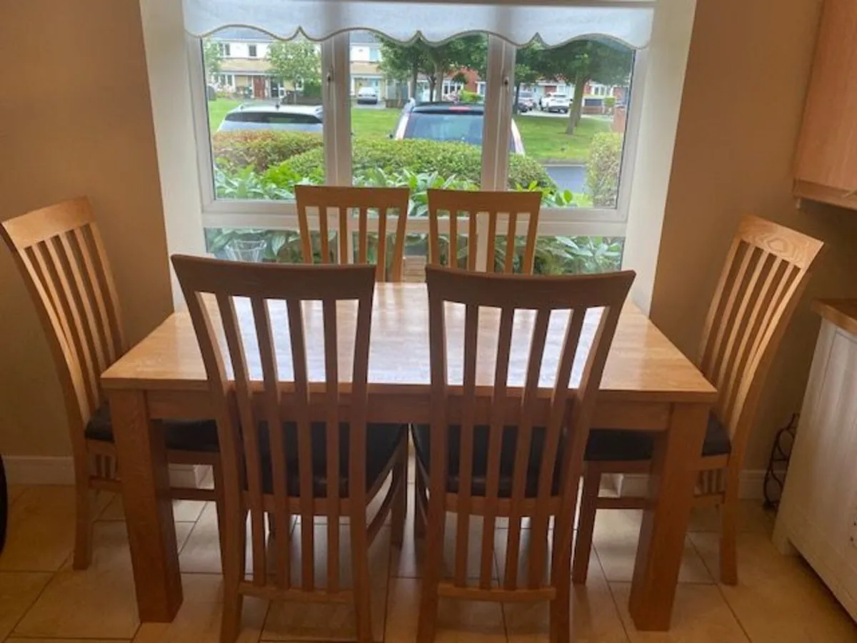 Solid oak kitchen tables & 6 chairs - Image 1