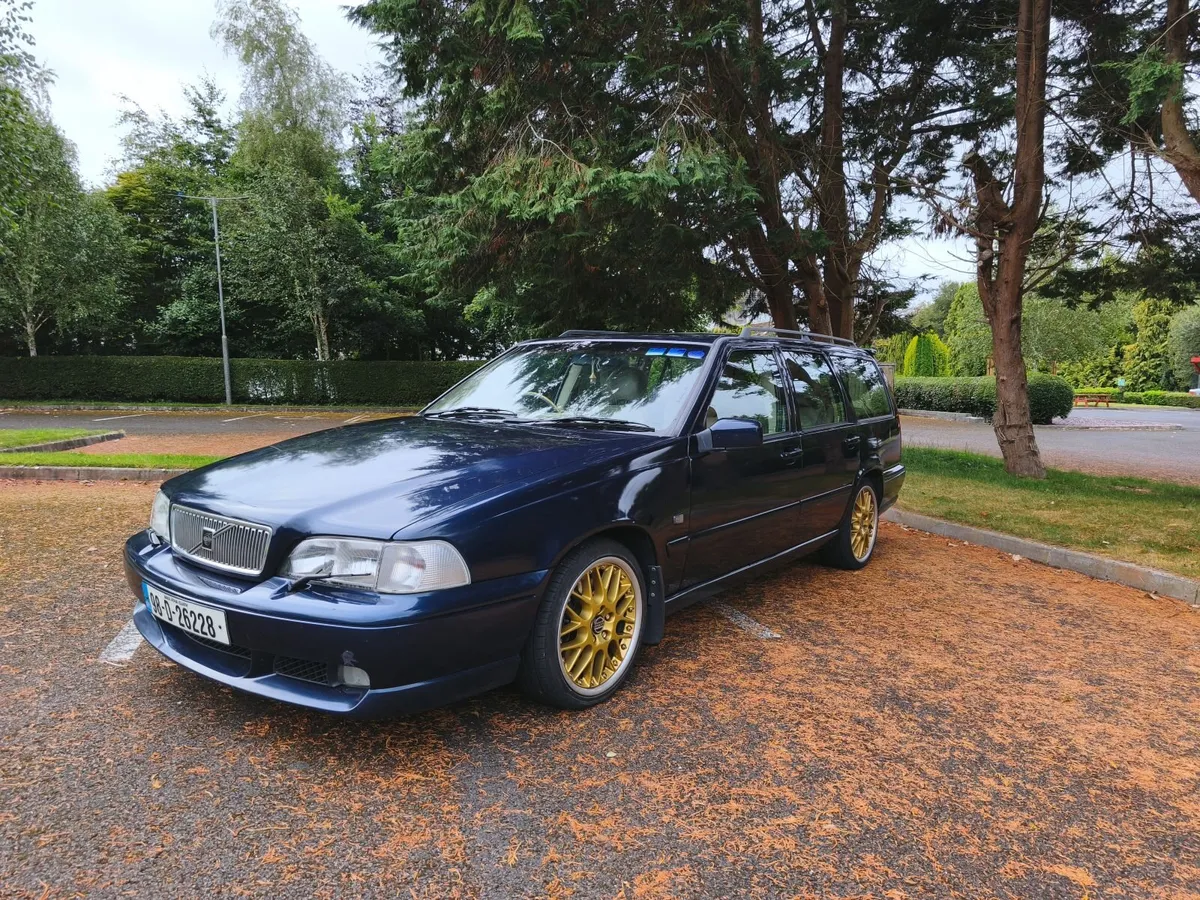 Volvo V70R 2.3T | FWD | Manual | NCT - Image 2