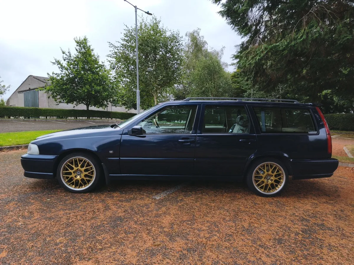 Volvo V70R 2.3T | FWD | Manual | NCT - Image 3